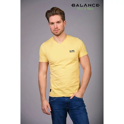 Balance V-nyakú, rövid ujjú, enyhén rugalmas anyagú sárga Vingo póló, mellén nyomott márkafelirattal Balance V-nyakú, rövid ujjú, enyhén rugalmas anyagú sárga Vingo póló, mellén nyomott márkafelirattal