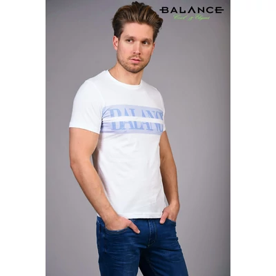 Balance környakas fehér rövid ujjú Senga póló, mellén nagyméretű világoskék, vágott márkafeliratos nyomattal, szűkebb, slim-fit szabásban, puha pamut anyagból Balance környakas fehér rövid ujjú Senga póló, mellén nagyméretű világoskék, vágott márkafeliratos nyomattal, szűkebb, slim-fit szabásban, puha pamut anyagból