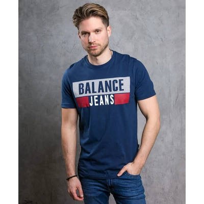 Balance környakas sötétkék rövid ujjú Reffles póló, mellén nagyméretű fehér-piros márkafeliratos nyomattal, szűkebb, slim-fit szabásban Balance környakas sötétkék rövid ujjú Reffles póló, mellén nagyméretű fehér-piros márkafeliratos nyomattal, szűkebb, slim-fit szabásban