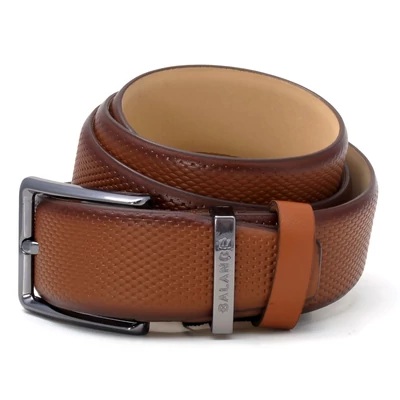 Balance nyelves csatos, mintás felületű camel elegáns bőr öltöny öv, bújtatóján gravírozott márkafelirattal Balance nyelves csatos, mintás felületű camel elegáns bőr öltöny öv, bújtatóján gravírozott márkafelirattal