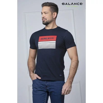 Balance környakas sötétkék rövid ujjú ABL póló, mellén nagyméretű fehér-piros márkafeliratos nyomattal Balance környakas sötétkék rövid ujjú ABL póló, mellén nagyméretű fehér-piros márkafeliratos nyomattal