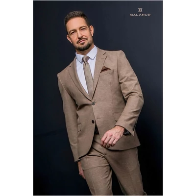 Balance két részes, karcsúsított fazonú, két slicces két gombos, strukturált, mintázott felületű világosbarna (capuccino) színű Cotty öltöny