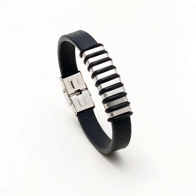 Kapcsos záródású bőr férfi karkötő, sávos acél és gumi díszekkel