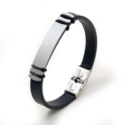 Fekete bőr férfi karkötő, ezüst színű gravírozható acél dísszel, kapcsos záródással