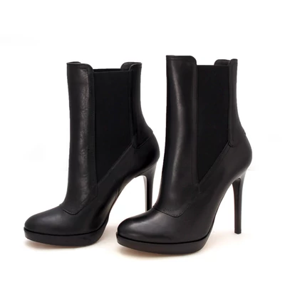 Victoria Gotti fekete belebújós magassarkú bokacsizma, gumis szárral, 1,5 cm platformos talppal