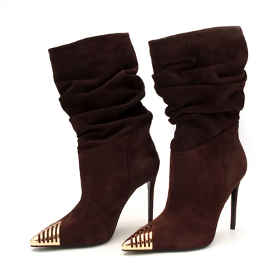Victoria Gotti sötétbarna velúrbőr, bélelt belebújós magas sarkú csizma, orrán arany színű fém dísszel