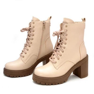 Nessi bélelt bézs bőr fűzős magas sarkú bakancs, belső oldalán cipzárral