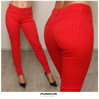 Masca Fashion rugalmas piros farmernadrág, zsebén hímzett márkajelzéssel Masca Fashion rugalmas piros farmernadrág, zsebén hímzett márkajelzéssel