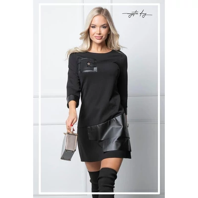 Mystic Day enyhén A-vonalú, fekete rugalmas puntó anyagú Adriana ruha, elején és ujján textilbőr díszítésekkel