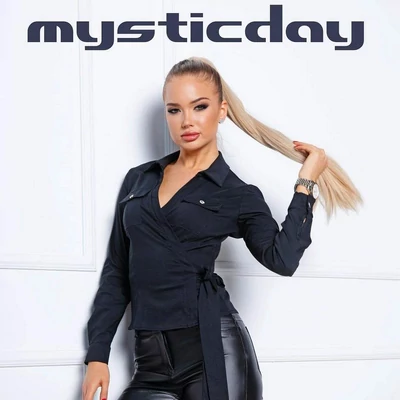 Mystic Day átlapolt, oldalán megkötős fekete hosszú ujjú Kornélia blúz, elején zsebfedőkkel, rugalmas szövött blúzanyagból Mystic Day átlapolt, oldalán megkötős fekete hosszú ujjú Kornélia blúz, elején zsebfedőkkel, rugalmas szövött blúzanyagból
