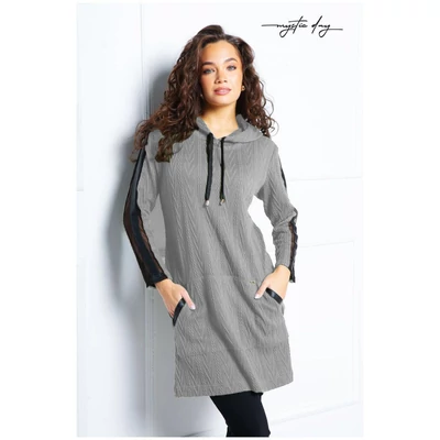 Mystic Day ezüstszürke vékony kötött fonatmintás, kapucnis Dorottya tunika, fekete textilbőr díszítéssel, kenguru zsebekkel, kétoldalt felsliccelve