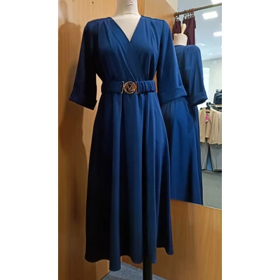 Mystic Day átlapolt dekoltázsú, gumis derekú lefelé bővülő, háromnegyedes ujjú sötétkék Gréti alkalmi ruha zsebekkel, bal alján felsliccelve, anyagából készült csatos övvel