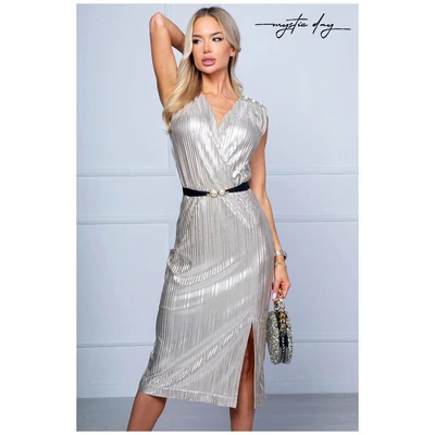 Mystic Day világos arany színű, fémesen csillogó felületű, átlapolt mellrészű, derékban gumírozott Gréti midi ruha, gyöngyös csatos gumis övvel