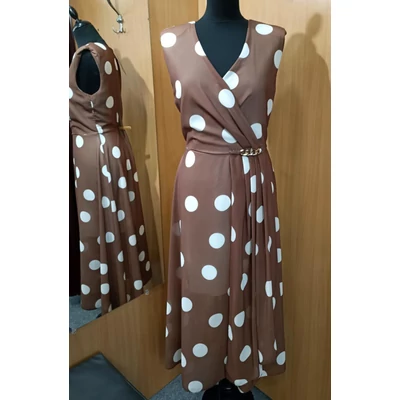 Mystic Day barna-ekrü pöttyös ujjatlan, alábélelt muszlin midi Ninabella ruha, átlapolt mellrészű, bal oldalt sliccelt, derekán arany színű lánc és lelógó anyag díszítéssel