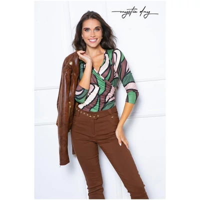 Mystic Day átlapolt dekoltázsú, hasnál húzottan ráncolt, drapp-barna-zöld mintás hosszú ujjú Rebeka felső, könnyen kezelhető, selymes tapintású anyagból