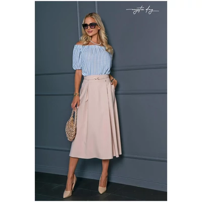 Mystic Day elején rakott, lefelé bővülő bézs midi szoknya, oldalán svéd zsebekkel, anyagábol készült arany színű csatos gumis övvel​, nem rugalmas szövött anyagból, hátulján cipzáras záródással