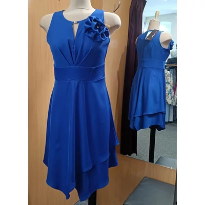 Mystic Day enyhén csillogó felületű királykék ujjatlan, loknis Ánizs alkalmi ruha, anyagából készült levehető kitűzővel