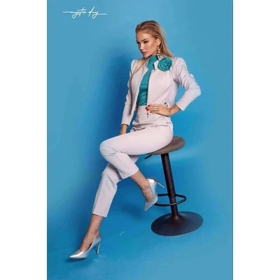 Mystic Day világosszürke egyenes, ceruza fazonú Judit nadrág, svéd zsebekkel, hátán cipzárral, nem rugalmas szövött anyagból