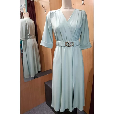 Mystic Day átlapolt dekoltázsú, gumis derekú lefelé bővülő, háromnegyedes ujjú mentazöld nehézselyem Gréti alkalmi ruha zsebekkel, bal alján felsliccelve, anyagából készült csatos övvel