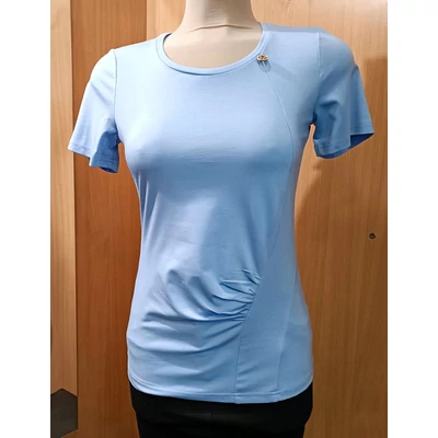 Mystic Day világoskék, rövid ujjú, környakas pamut Bíborka felső, bal oldalán íves, húzottan ráncolt pocaktakaró szabással