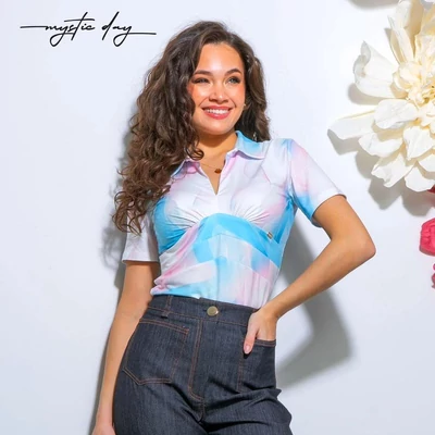 Mystic Day rövid ujjú galléros, mellnél szabott-ráncolt szűk, pasztell világoskék-rózsaszín foltmintás Mirella felső