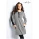 Mystic Day ezüstszürke vékony kötött fonatmintás, kapucnis Dorottya tunika, fekete textilbőr díszítéssel, kenguru zsebekkel, kétoldalt felsliccelve
